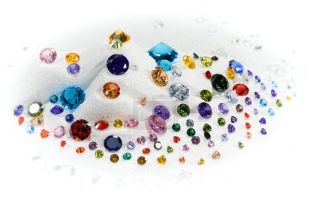 Téléchargez les photos : Diamants colorés sur tournage Vitrine avec fond de neige - en image libre de droit