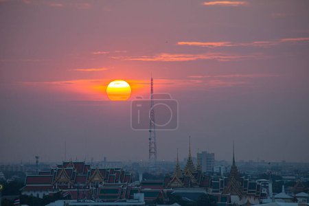 Téléchargez les photos : Incroyable ciel rouge au-dessus de Bangkok - en image libre de droit