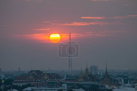 Foto de Increíble cielo rojo sobre Bangkok - Imagen libre de derechos