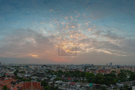Foto de Increíble cielo rojo sobre Bangkok - Imagen libre de derechos