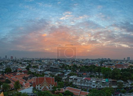 Téléchargez les photos : Incroyable ciel rouge au-dessus de Bangkok - en image libre de droit