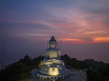 Téléchargez les photos : Vue aérienne Phuket grand Bouddha dans un beau coucher de soleil - en image libre de droit