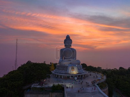 Foto de Foto aérea del gran Buda al atardecer en la cima de la colina, famoso hito en Phuket - Imagen libre de derechos