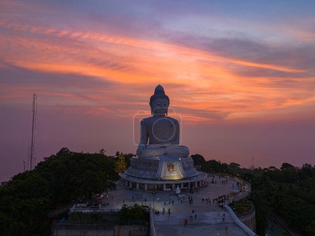 Téléchargez les photos : Photo aérienne de grand Bouddha au crépuscule sur une colline, célèbre monument à Phuket - en image libre de droit