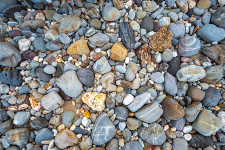 Téléchargez les photos : Incroyable de voir sur la plage est plein de rochers ronds au lieu de sable. rochers ronds ont une belle couleur et de différentes tailles. rochers plage au phare de Lanta île de Krabi. fond de pierre. - en image libre de droit