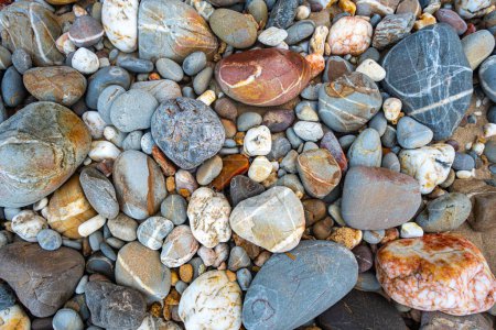 Téléchargez les photos : Incroyable de voir sur la plage est plein de rochers ronds au lieu de sable. rochers ronds ont une belle couleur et de différentes tailles. rochers plage au phare de Lanta île de Krabi. fond de pierre. - en image libre de droit