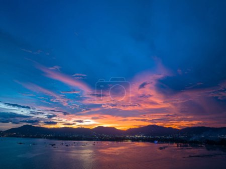 Téléchargez les photos : Vue aérienne ciel magnifique au coucher du soleil au-dessus de la mer.nuage coloré dans un ciel lumineux de coucher de soleil au-dessus de l'océan à Khao Khad Phuket. Coucher de soleil majestueux ou lever de soleil paysage Lumière étonnante de fond de la nature. - en image libre de droit