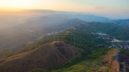 Foto de Vista aérea en el pico en la puesta del sol el pueblo lejos de la civilización que viaja en un camino difícil - Imagen libre de derechos