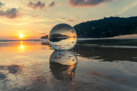 Téléchargez les photos : Magnifique ciel au-dessus de la boule de cristal sur la plage - en image libre de droit