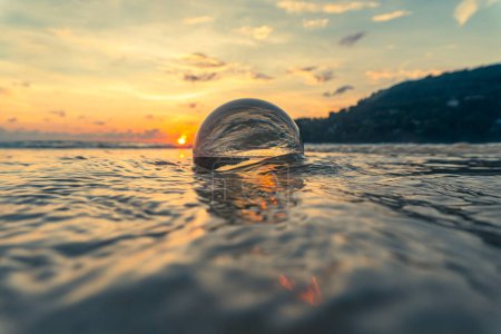 Téléchargez les photos : Vue imprenable sur le beau ciel au coucher du soleil à l'intérieur boule de cristal - en image libre de droit