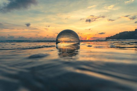 Téléchargez les photos : Vue imprenable sur le beau ciel au coucher du soleil à l'intérieur boule de cristal - en image libre de droit