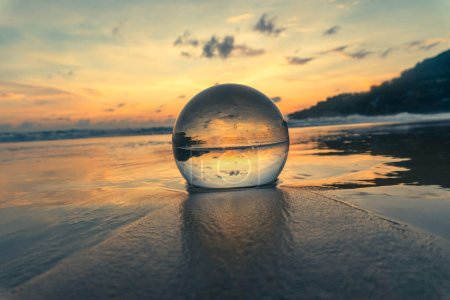 Téléchargez les photos : Magnifique ciel au-dessus de la boule de cristal sur la plage - en image libre de droit