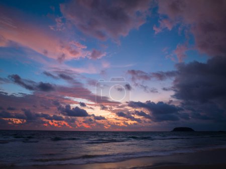 Téléchargez les photos : Vue aérienne coucher de soleil romantique sur la plage de Kata Noi Phuket. - en image libre de droit