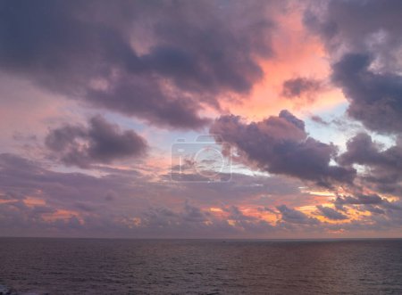Téléchargez les photos : Vue aérienne coucher de soleil romantique sur la plage de Kata Noi Phuket. - en image libre de droit