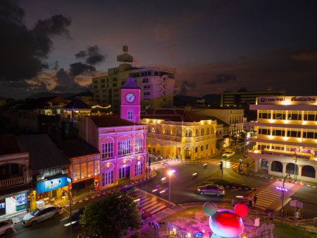 Foto de Editorial Phuket, Thailand-May, 20,2023: time lapse lighting show ancient building at Phuket city.. Impresionante puesta de sol colorida sobre los edificios en el casco antiguo de Phuket con estilo de arquitectura chino-portuguesa. - Imagen libre de derechos