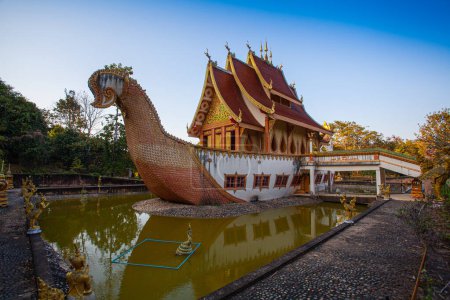 Téléchargez les photos : Décor Le magnifique bateau Suphannahong a été construit dans la piscine du temple Sancomfu Chiang Rai Thailand.decorate avec de l'or. Ce style unique d'architecture se trouve souvent dans l'art traditionnel thaïlandais et - en image libre de droit