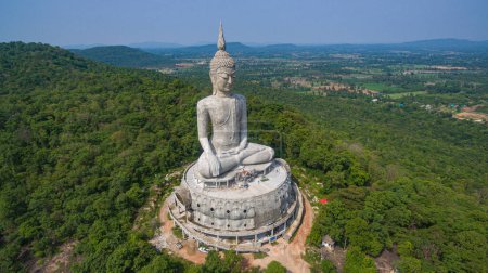 Téléchargez les photos : .vue aérienne Grande statue de bouddha blanc sur la montagne pour les personnes thaï voyage visite et respect Prier au Wat Roi Phra Phutthabat Phu Manorom le 15 mai 2017 à Mukdahan, Thaïlande. Kong fond de rivière.. - en image libre de droit