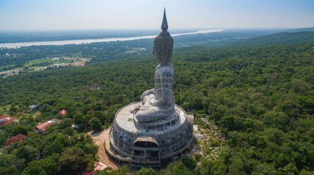Téléchargez les photos : .vue aérienne Grande statue de bouddha blanc sur la montagne pour les personnes thaï voyage visite et respect Prier au Wat Roi Phra Phutthabat Phu Manorom le 15 mai 2017 à Mukdahan, Thaïlande. Kong fond de rivière.. - en image libre de droit
