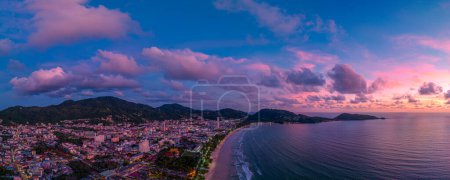 Foto de Vista panorámica aérea escena romántico cielo rosa en la puesta de sol en la playa de Patong. - Imagen libre de derechos
