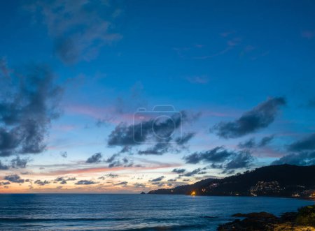 Foto de Los drones toman fotos del hermoso cielo junto a la playa en el impresionante atardecer - Imagen libre de derechos