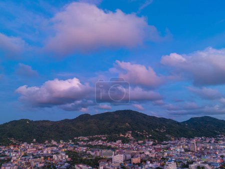 Téléchargez les photos : Vue aérienne d'un bâtiment dans la ville de Patong au crépuscule - en image libre de droit