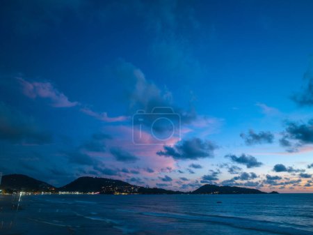 Téléchargez les photos : Drones prendre des photos du beau ciel au bord de la plage dans un coucher de soleil magnifique - en image libre de droit