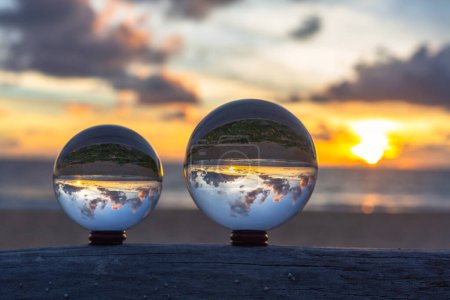 Téléchargez les photos : Coucher de soleil vue du lever du soleil à l'intérieur boule de cristal - en image libre de droit