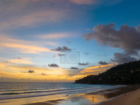 Foto de Los drones toman fotos del hermoso cielo junto a la playa en el impresionante atardecer - Imagen libre de derechos
