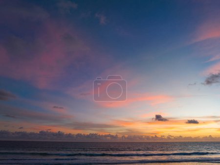 Téléchargez les photos : Vue panoramique aérienne scène ciel rose romantique au coucher du soleil sur la plage de Karon. - en image libre de droit