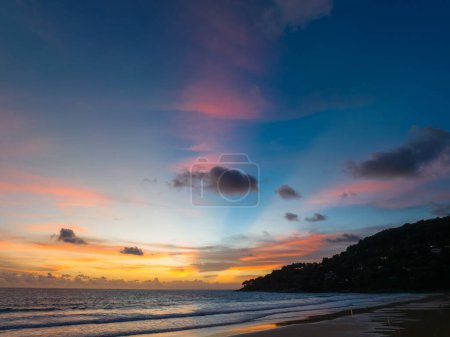 Téléchargez les photos : Vue panoramique aérienne scène ciel rose romantique au coucher du soleil sur la plage de Karon. - en image libre de droit