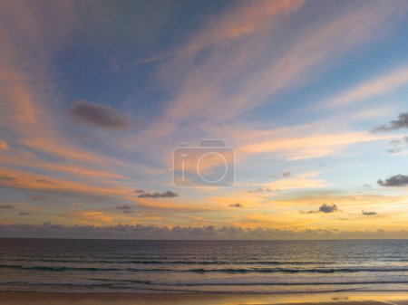 Foto de Vista panorámica aérea escena romántico cielo rosa en la puesta de sol en la playa de Karon. - Imagen libre de derechos