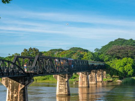 Téléchargez les photos : Le train passe par le pont ferroviaire de la mort sur la rivière Kwai à Kanchanaburi
. - en image libre de droit