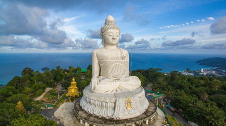 Téléchargez les photos : Vue aérienne nuage bleu sur le grand Bouddha de Phuket - en image libre de droit
