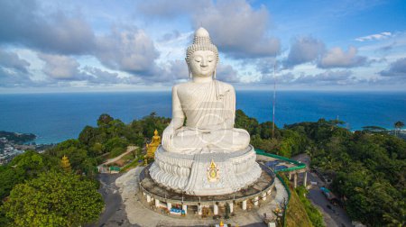Téléchargez les photos : Photographie aérienne paysage bleu ciel et bleu océan derrière Phuket blanc grand Buddha.Phuket blanc grand Bouddha est le célèbre point de repère à Phuket.beautiful bleu ciel bleu mer et fond de forêt verte. - en image libre de droit