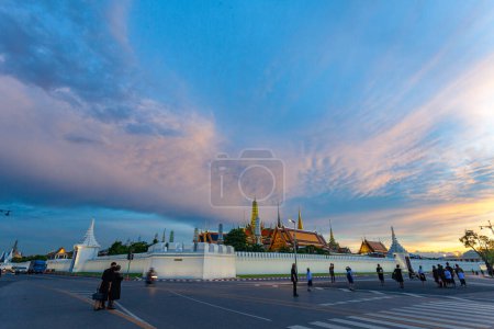Téléchargez les photos : Magnifique coucher de soleil au-dessus du magnifique palais Wat Phra Kaew ou Temple du Bouddha Émeraude - en image libre de droit