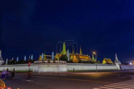 Téléchargez les photos : Magnifique coucher de soleil au-dessus du magnifique palais Wat Phra Kaew ou Temple du Bouddha Émeraude - en image libre de droit