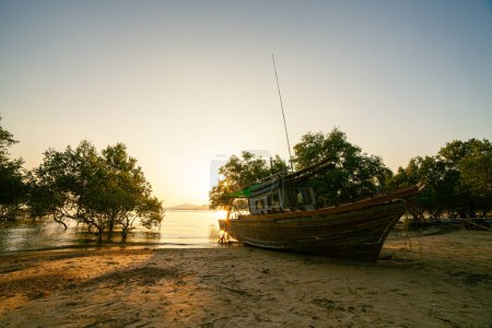 Foto de Hermosa puesta de sol en Klong Mudong, reflejos del sol en los manglares en la orilla del mar. - Imagen libre de derechos