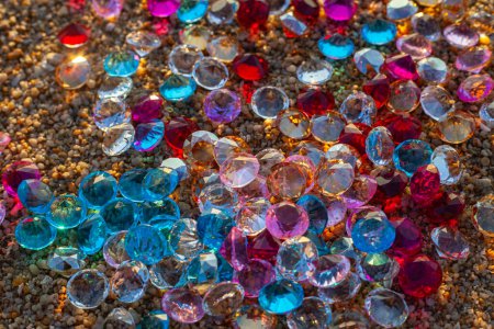 Téléchargez les photos : Diamants colorés sur la plage - en image libre de droit