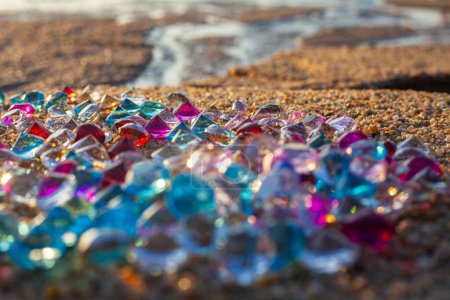Téléchargez les photos : Diamants colorés sur la plage - en image libre de droit