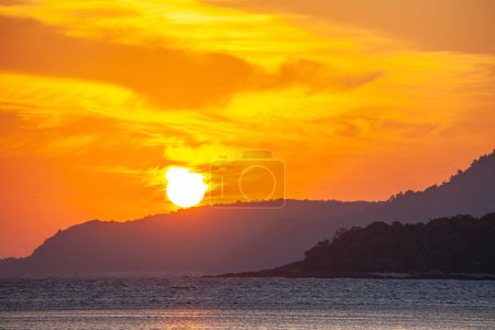 Foto de Asombroso cielo amarillo del amanecer sobre la isla - Imagen libre de derechos