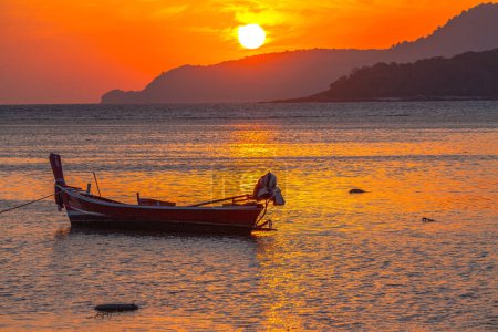Téléchargez les photos : Ciel jaune incroyable du lever du soleil au-dessus de l'île, parking bateau de pêche sur la mer dorée. - en image libre de droit
