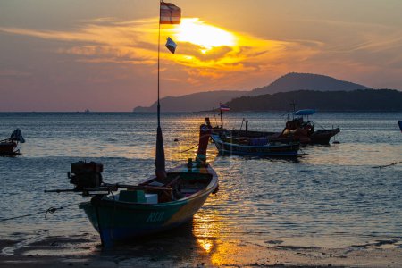 Téléchargez les photos : Ciel jaune incroyable de lever de soleil au-dessus de l'île, bateaux de pêche parking sur la mer dorée - en image libre de droit