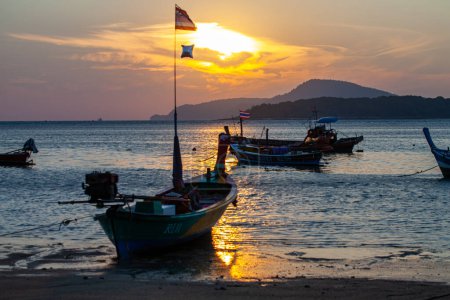 Foto de Increíble cielo amarillo del amanecer sobre la isla, barcos de pesca aparcamiento en el mar de oro - Imagen libre de derechos