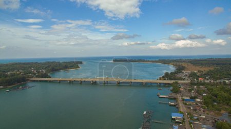 Téléchargez les photos : Vue aérienne du magnifique pont Sarasin sur la mer bleue. Le pont relie Phuket à Phang Nga. - en image libre de droit