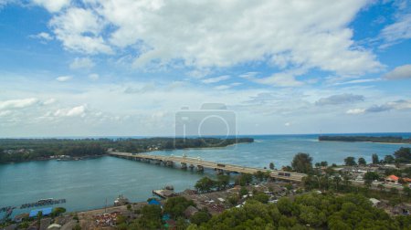 Téléchargez les photos : Vue aérienne du magnifique pont Sarasin sur la mer bleue. Le pont relie Phuket à Phang Nga. - en image libre de droit
