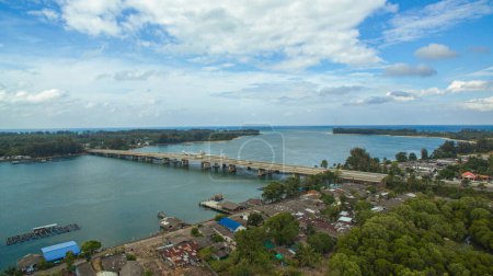 Foto de Vista aérea del hermoso puente Sarasin en el mar azul. El puente conecta Phuket con Phang Nga. - Imagen libre de derechos