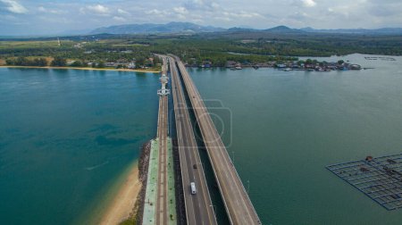 Foto de Vista aérea del hermoso puente Sarasin en el mar azul. El puente conecta Phuket con Phang Nga. - Imagen libre de derechos