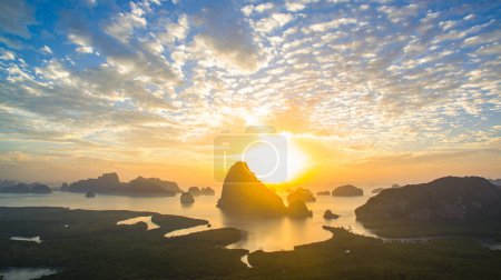 Téléchargez les photos : Vue aérienne du ciel coloré incroyable au lever du soleil au-dessus de Samed Nang Chee - en image libre de droit