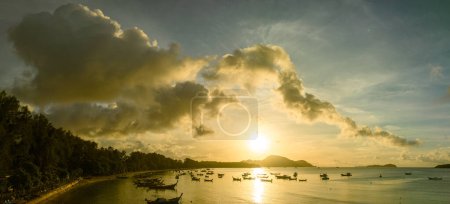 Téléchargez les photos : Vue aérienne du ciel doré au-dessus des bateaux de pêche - en image libre de droit
