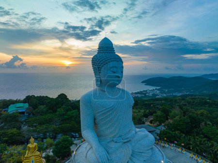 Téléchargez les photos : Vue aérienne autour de Phuket grand Bouddha dans beau coucher de soleil - en image libre de droit